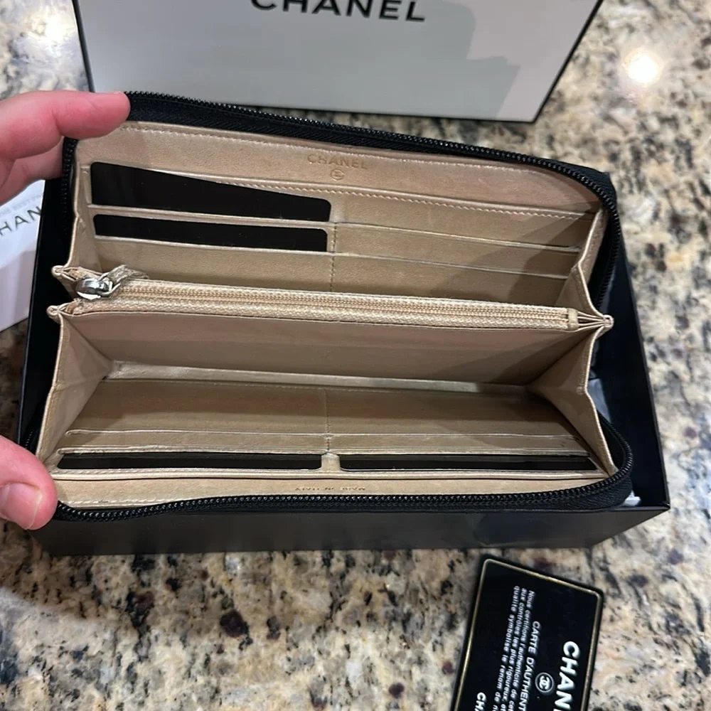 CHANEL Black leather Floral Camellia Embossed Wallet CC Gold Logo